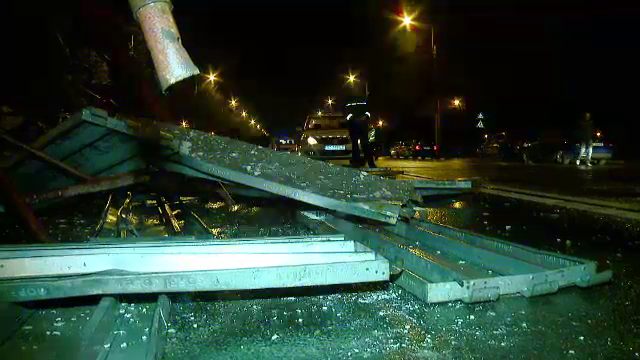 Furtuna violenta pe litoral: valurile au atins 4 metri. Vantul a prabusit o schela de cateva tone