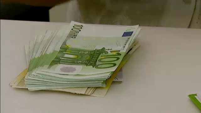 Un barbat de 71 de ani din Dambovita, jefuit de 9000 de euro dupa ce a agatat o prostituata