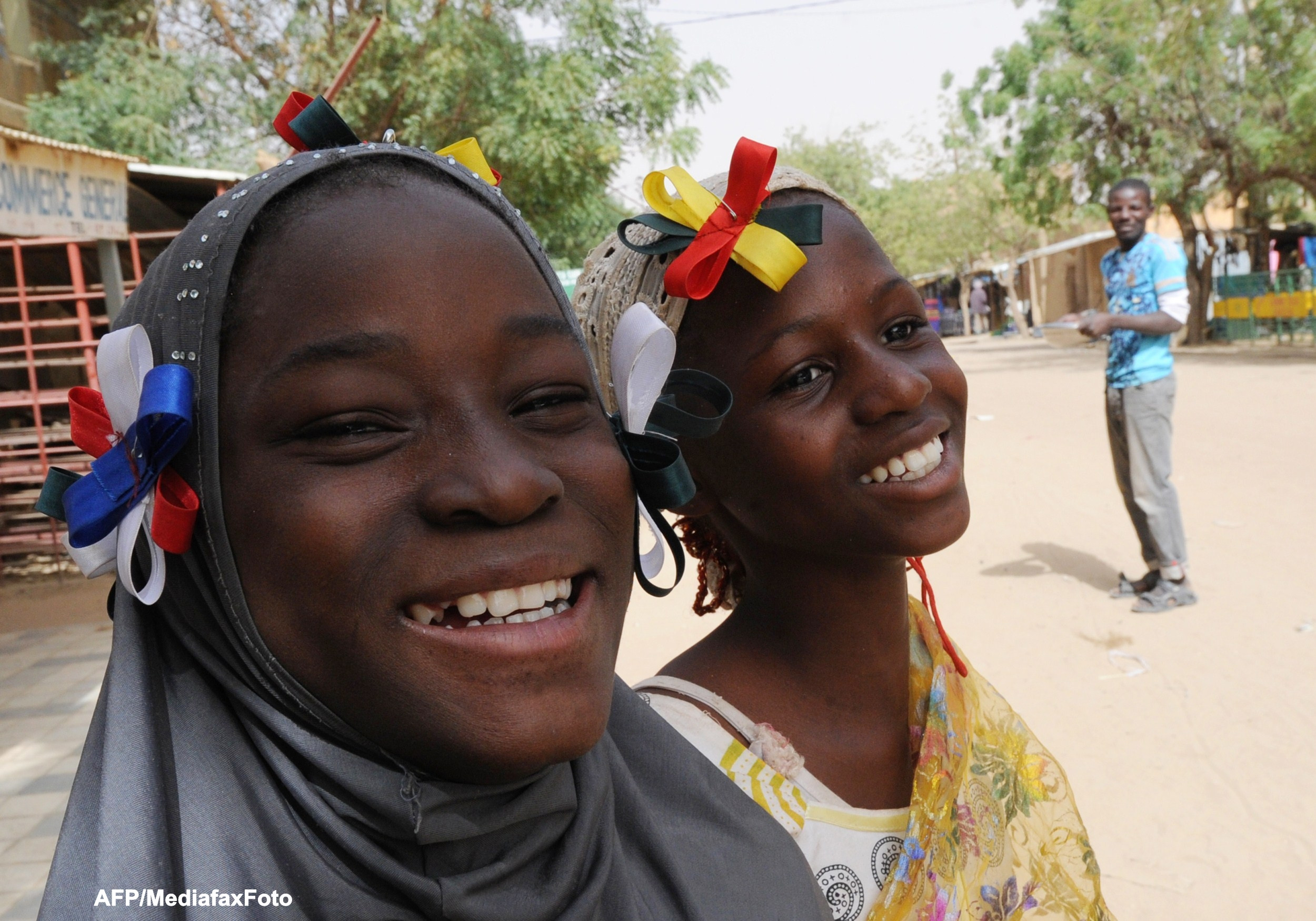 Camila primita cadou, in Mali, de presedintele Francois Hollande a fost mancata de localnici. VIDEO