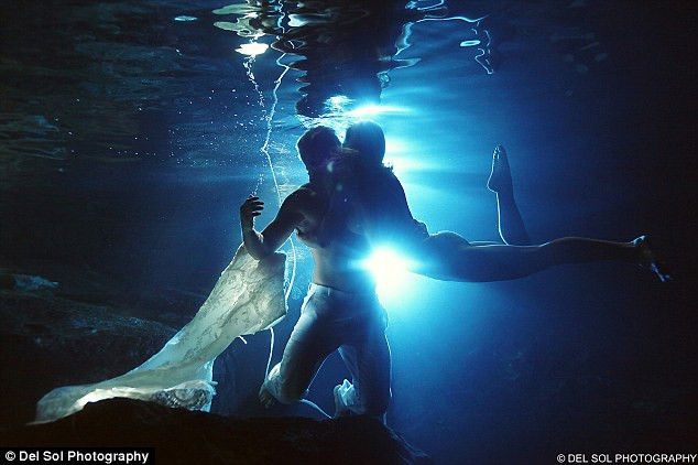 FOTO. Noua moda pentru albumul de nunta. Cum s-au pozat acesti miri, dupa ceremonie