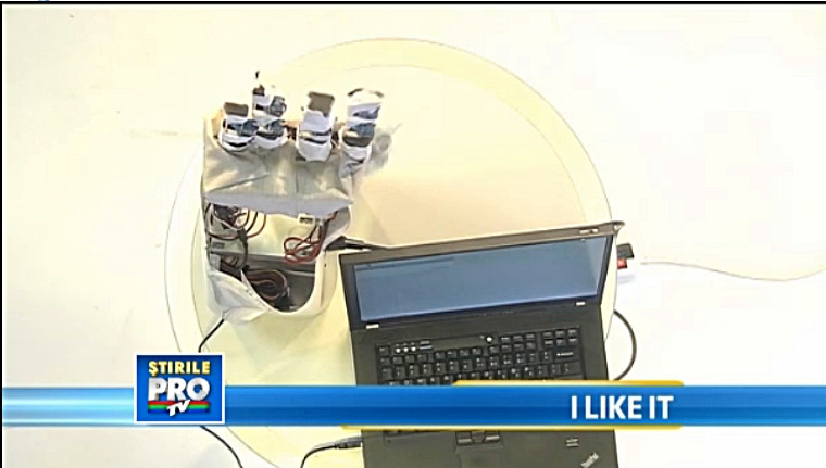 Tineri inventatori romani, la iLikeIT. Ce stiu sa faca "mana bionica" si "sapca de ecolocatie"