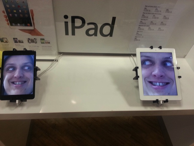 Au vrut sa-si cumpere un iPad, dar s-au speriat cand s-au uitat in raft. Ce au vazut acolo