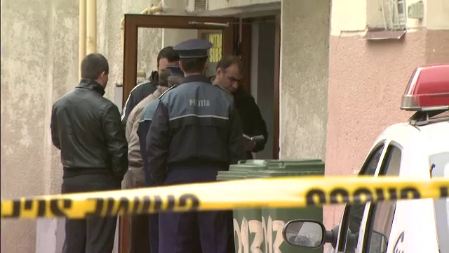 Tanarul descoperit mort intr-o scara de bloc din Capitala avea 16 ani. Politia are trei suspecti