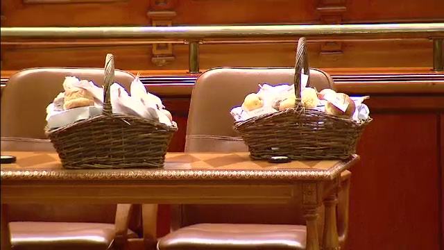 Circ in Parlamentul Romaniei pe un cos de mancare. Ce a facut un deputat PDL in plenul Camerei