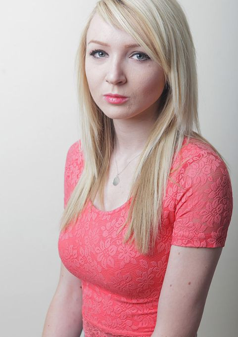 "Sunt dezgustata de mine". Ce a ajuns sa faca o tanara frumoasa, din cauza unei dependente de alcool