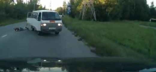 Moment incredibil surprins in Rusia: Baiatul acesta este mai tare decat orice cascador: VIDEO