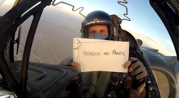 Mesajul emotionant de nunta trimis din Afganistan de un pilot american.Ce a facut in timpul zborului