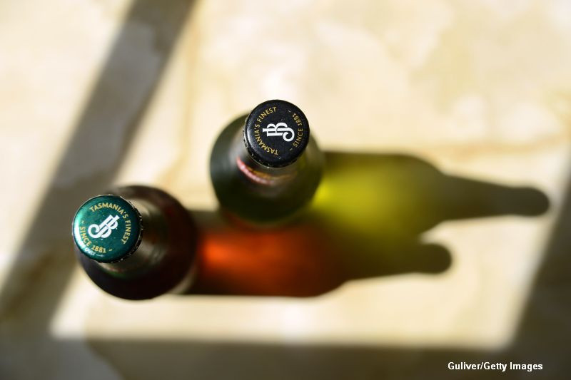 Ce a descoperit un barbat sub capacul unei sticle de bere. "Seamana perfect cu ea". FOTO