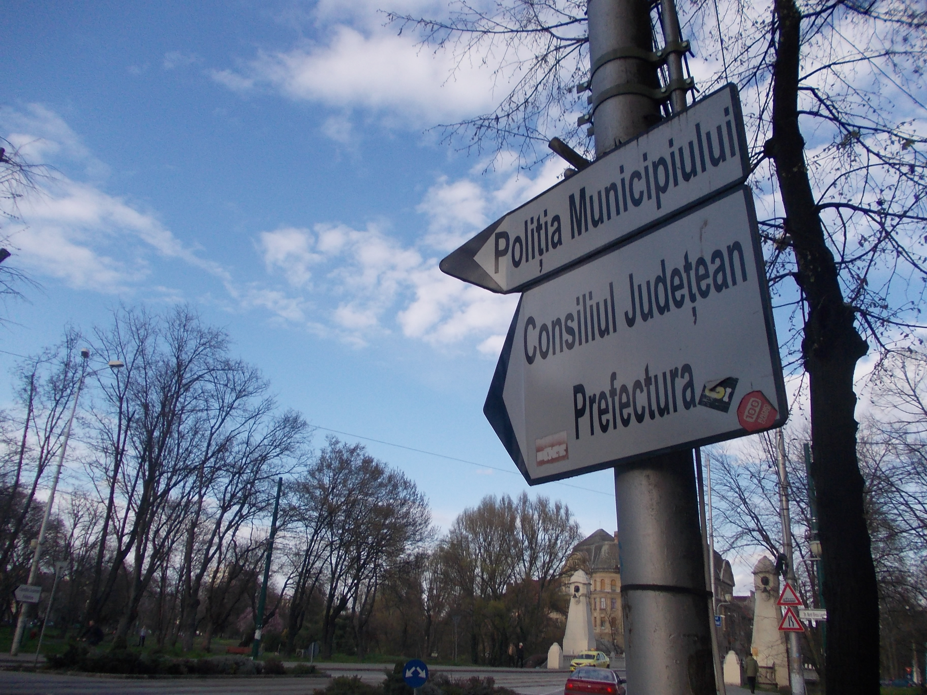 Scumpe si montate prost. Indicatoarele din Timisoara care ii indruma pe soferi in directia gresita