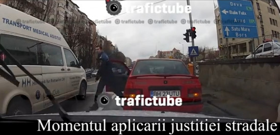 Comportament agresiv al unui politist, dupa un conflict in trafic cu un alt sofer. VIDEO