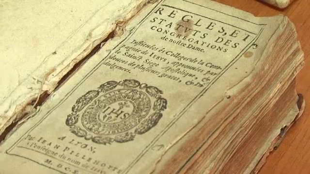 Icoane, carti vechi si tacamuri argintate, confiscate la vama. Explicatia celui care le transporta