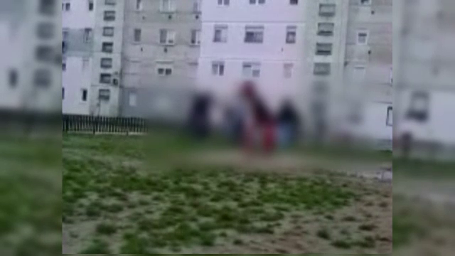 VIDEO. Un tanar de 16 ani, calcat in picioare de 7 indivizi intr-un scandal care ar tine de o fata