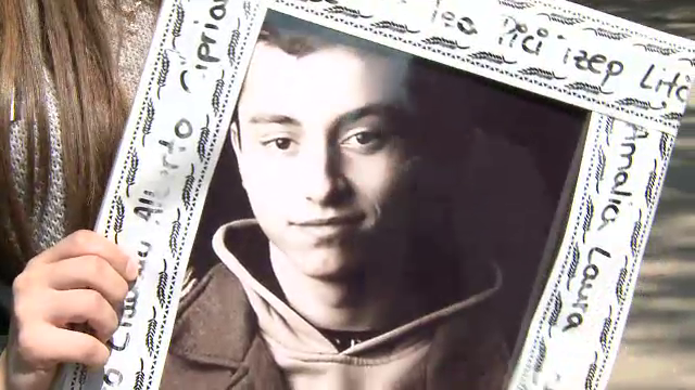 Colegii tanarului injunghiat mortal in Capitala au purtat tricouri cu chipul sau la inmormantare