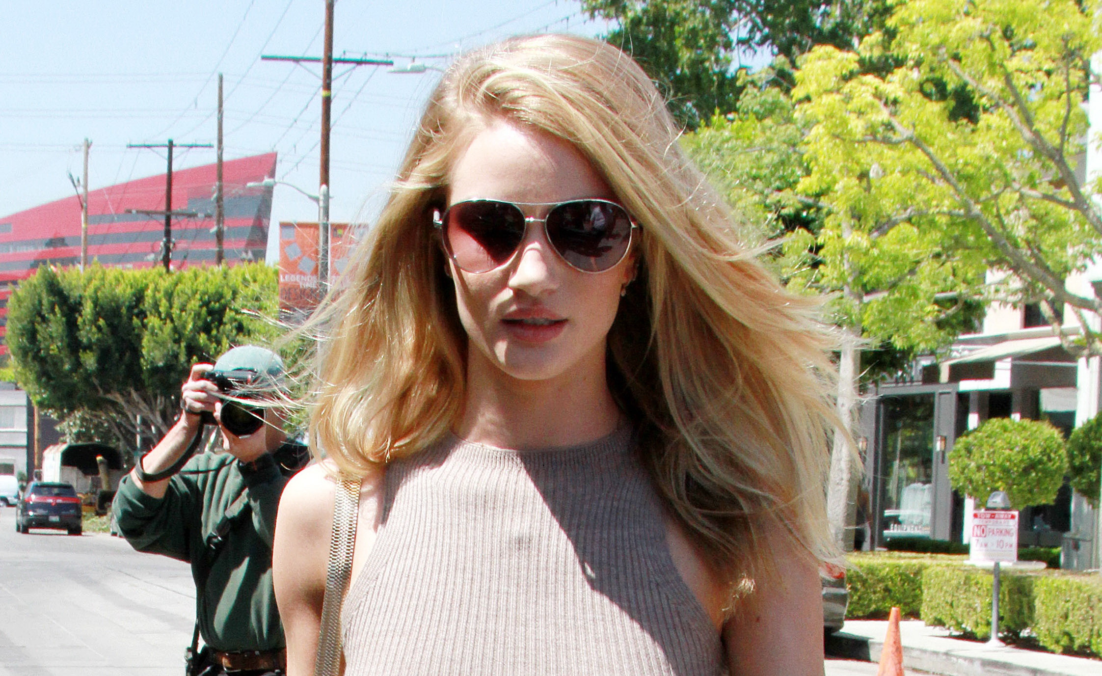 "A oprit traficul" in Hollywood. Aparitia lui Rosie Huntington a incins imaginatia barbatilor