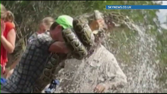 Se plimbau linistiti cu barca pe un rau cand au zarit un piton urias. Ce a urmat e o surpriza uriasa