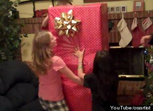 Surpriza imensa pe care o are o fetita de 11 ani cand desface cadoul. "Nu ai cum sa nu plangi"