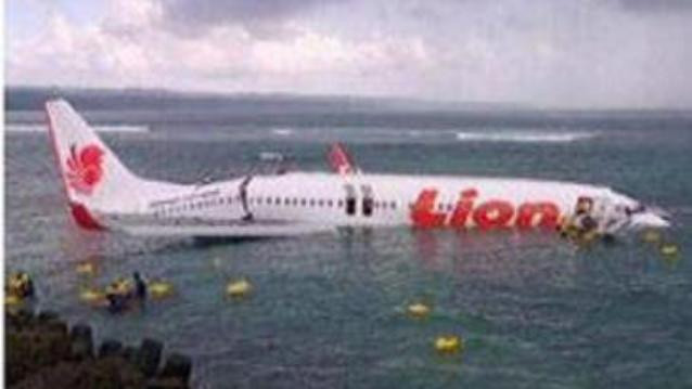 Nimeni nu poate explica de ce avionul din Bali a ratat pista de aterizare. Cum au scapat pasagerii