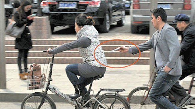 Imaginea surprinsa pe o strada din China. Ce a patit aceasta femeie care mergea pe bicicleta
