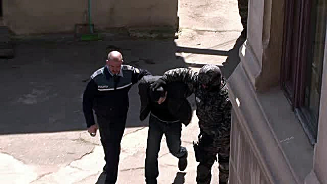 Inarmati pana in dinti, au vrut sa jefuiasca interlopi care jucau poker. Un atacator e fost legionar