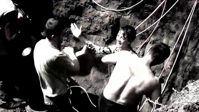 Curajul urias al unui tanar de 14 ani l-a transformat in erou.Cum a salvat un copil cazut in fantana