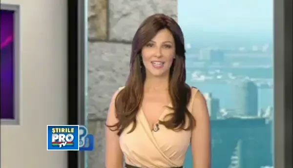 Dana Rogoz a debutat in moda si a lansat o colectie de plicuri chic