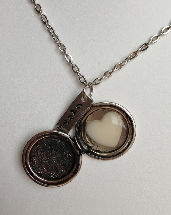 Medalionul cu lapte mamar e ultima moda in materie de bijuterii: "Mi s-a facut greata"