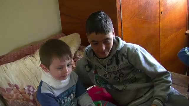 Copilul de 3 ani scos din fantana s-a intalnit cu salvatorul sau, Cristian "cel mai curajos oltean"