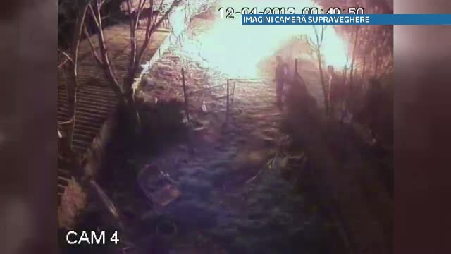 Au vandalizat zeci de morminte si au dat foc la o ferma. "Distractia", surprinsa de camere