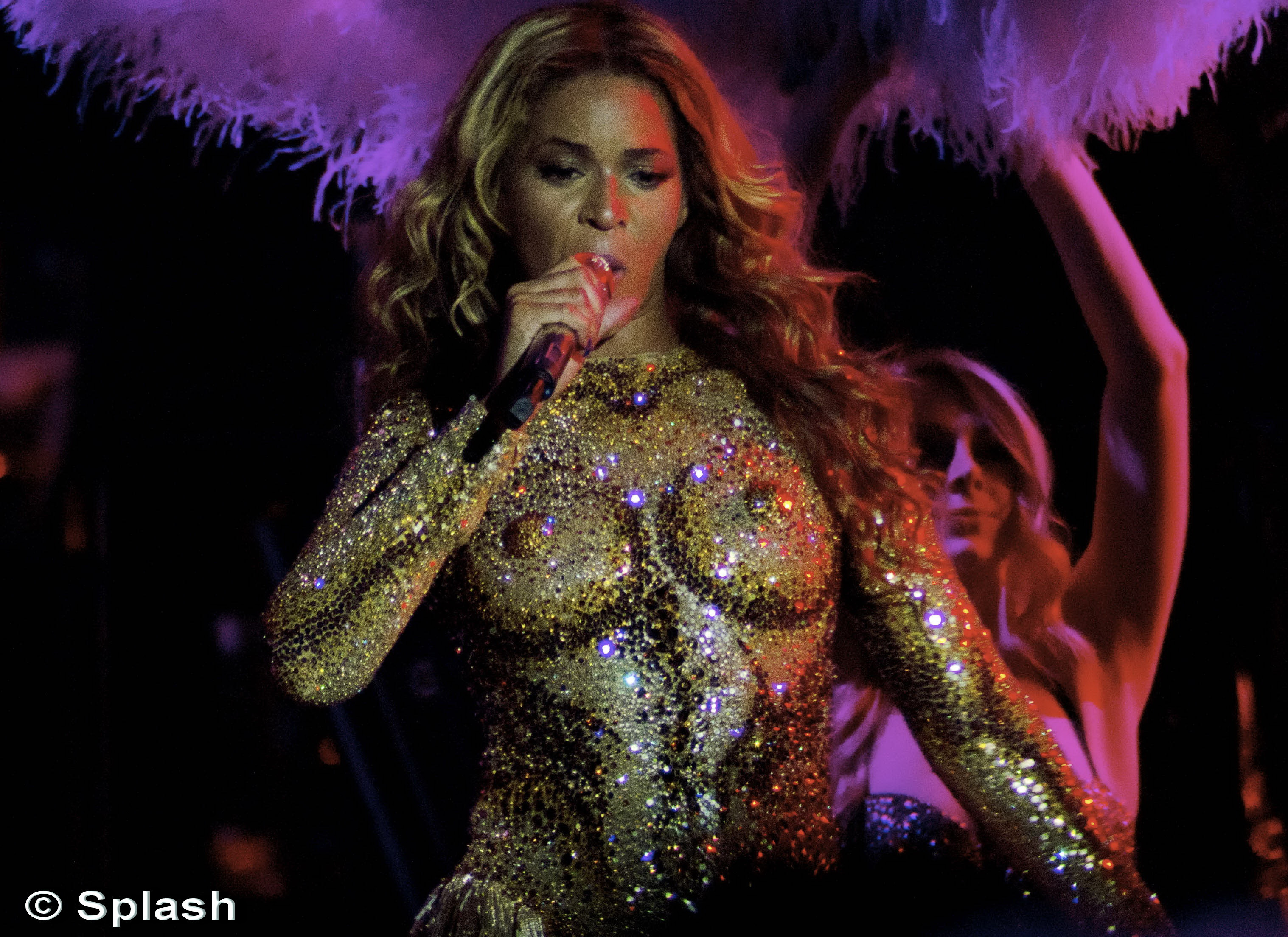 Beyonce nu a lasat nimic imaginatiei la primul concert de cand e mama: a aparut aproape goala