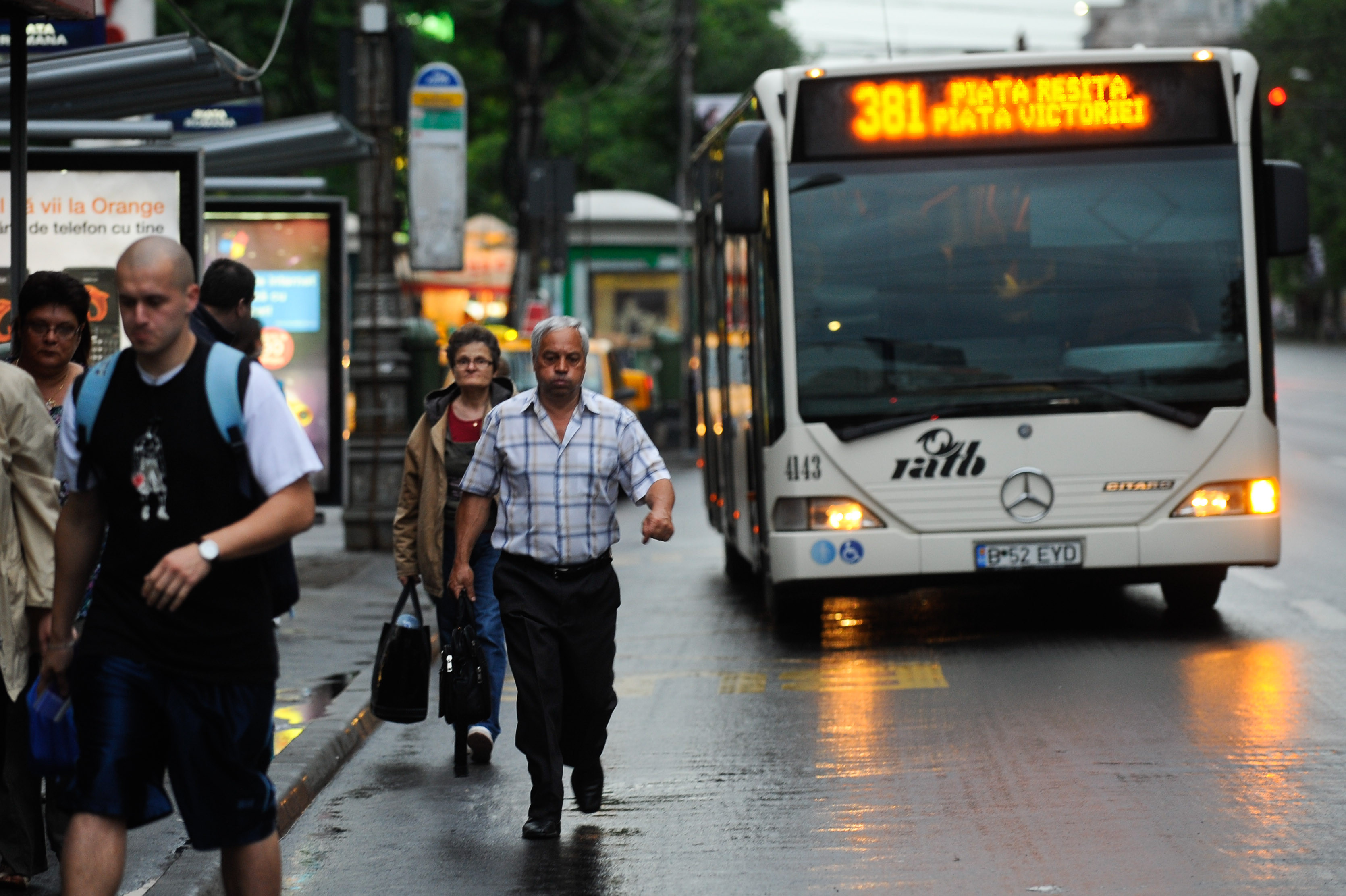 Un sofer de autobuz, batut in Capitala de un barbat care isi parcase neregulamentar masina