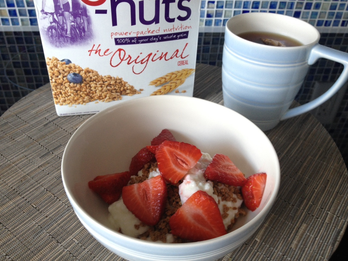 Br&acirc;nză de vaci cu cereale şi fructe