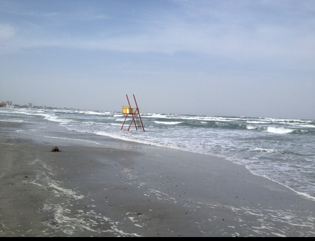 Vantul a impins valurile catre terasele de pe litoral. La Galati, faleza arata ca dupa potop