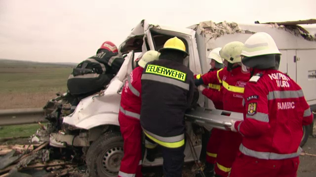 Un sofer a murit nevinovat, zdrobit de lemnele desprinse dintr-un TIR ce a intrat pe 2 roti in curba