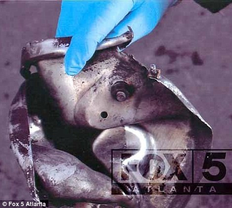 Primele fotografii cu bombele atentatului din Boston. Imaginile au fost facute publice de FBI