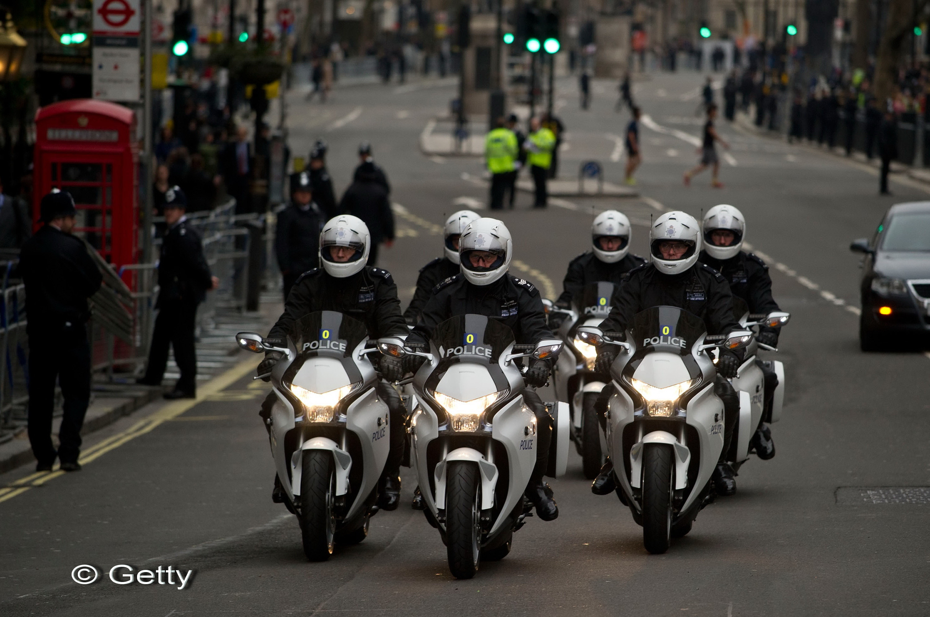 Aplauze si huiduieli, mii de britanici in strada pentru inmormantarea lui Margaret Thatcher. FOTO