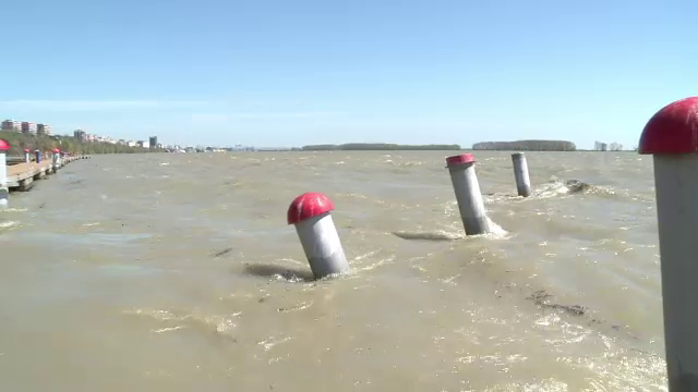 Dunarea loveste cu furie la Braila si la Galati. Debitul mare si vantul puternic creeaza probleme