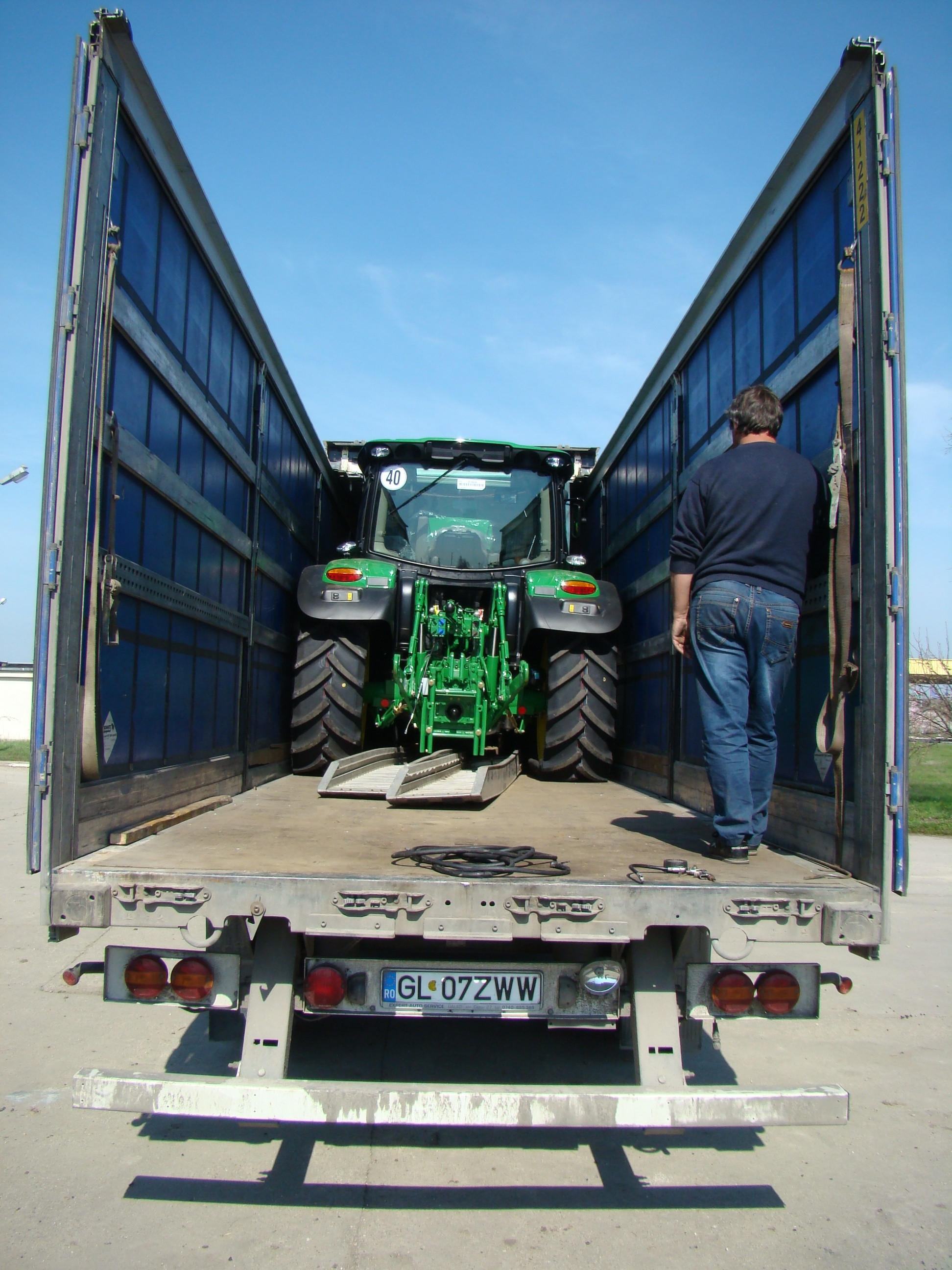 Hotii din Borsa, condamnati in Franta. Au furat 130 de tractoare, dar justitia din Romania nu i-a putut pedepsi