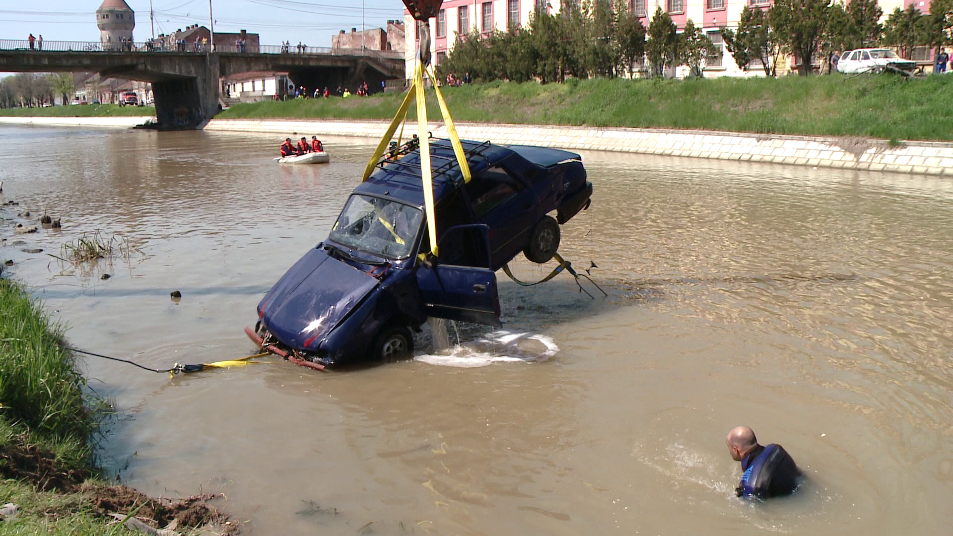 O furtuna devastatoare a paralizat intreg orasul. O masina a ajuns in apele raului Bega. FOTO