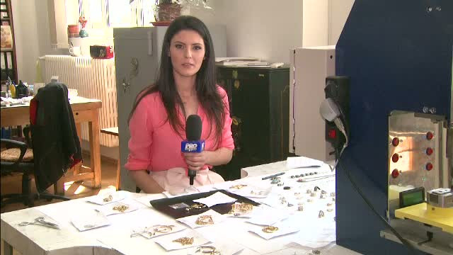 Falsuri grosolane vandute drept bijuterii. Mii de romani au dat bani grei pe ipsos, plumb si nisip