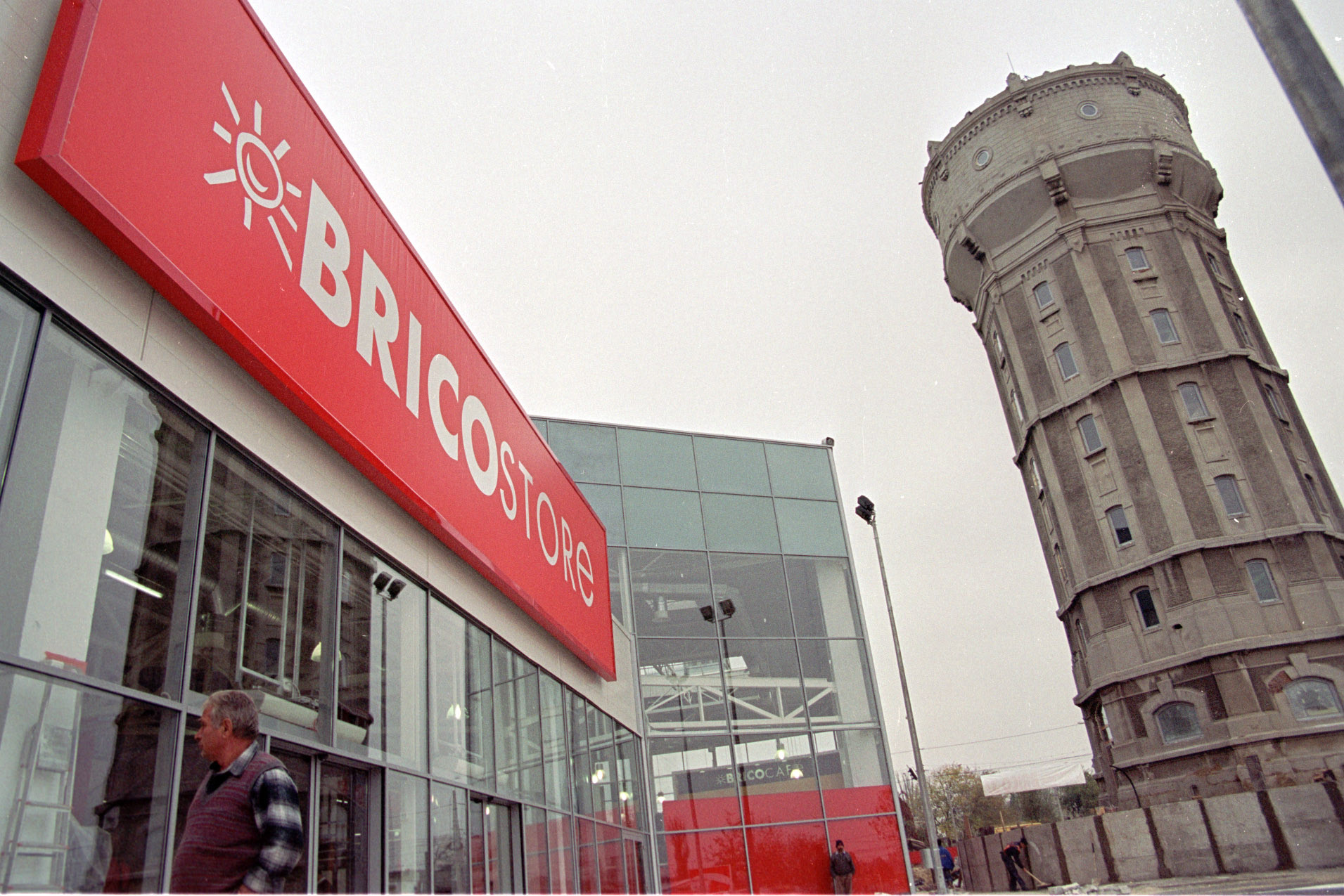 Cea mai mare companie de bricolaj din Europa vine in Romania. Reteaua Bricostore, cumparata integral