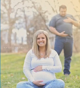 Detaliul care a transformat aceasta fotografie intr-un hit online. Ce se intampla in spatele femeii