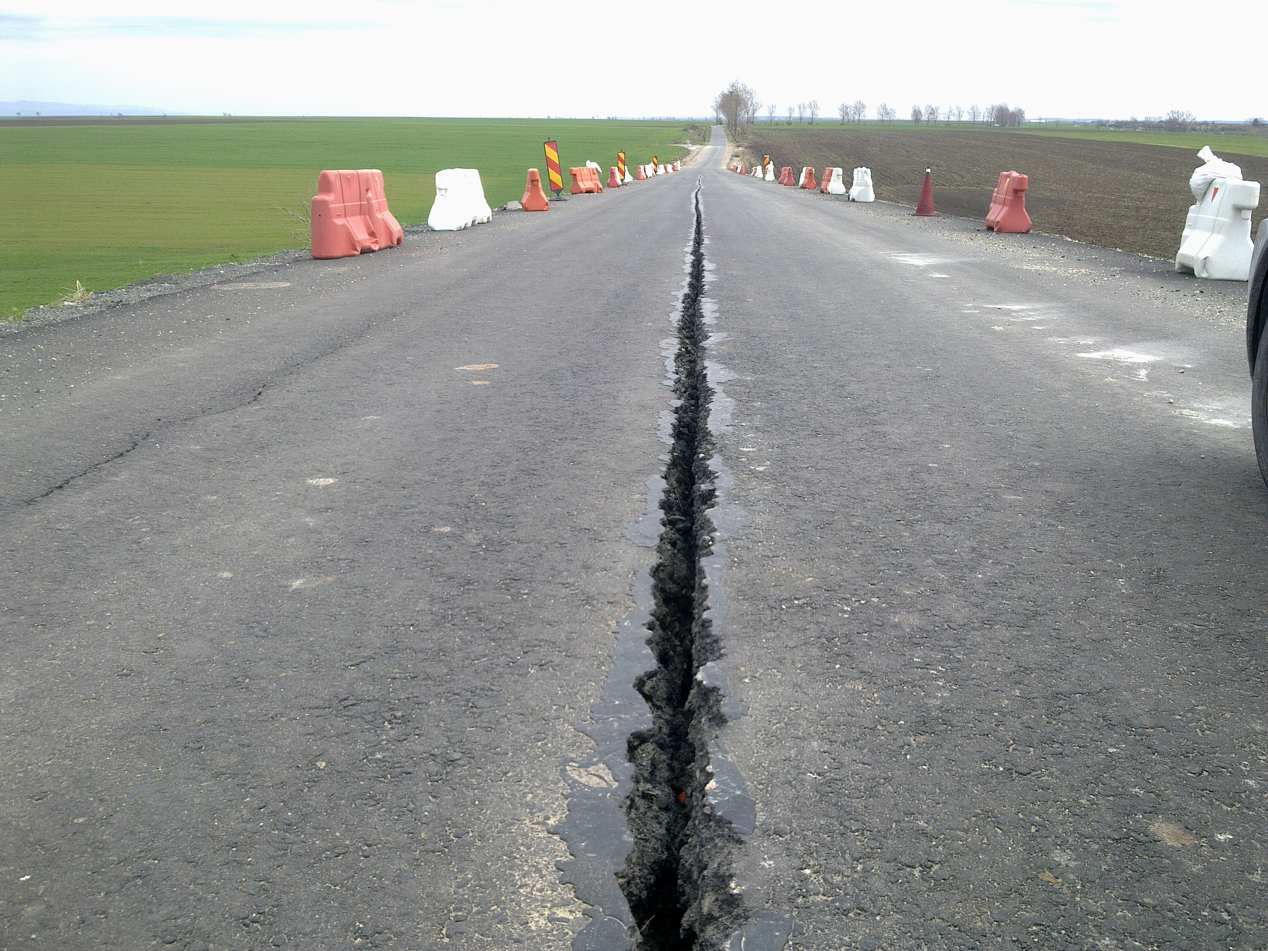 Asfaltul unui pod al autostrazii Arad-Timisoara, crapat inainte de receptia lucrarilor