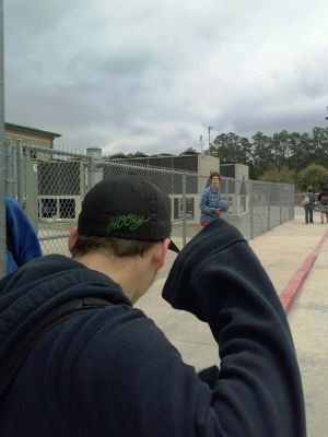 A facut o poza in apropierea unui liceu. Ce a descoperit ca aparea in ea cand a ajuns acasa. FOTO