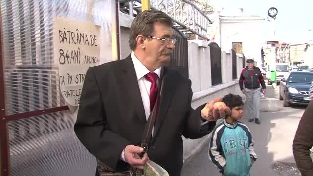 La costum si cu cravata, un barbat a bombardat cu oua Parchetul din Ploiesti. Motivul supararii