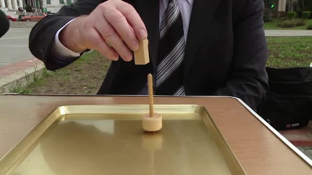 Inventii romanesti premiate la Geneva: curcubeul din gradina si titirezul magnetic