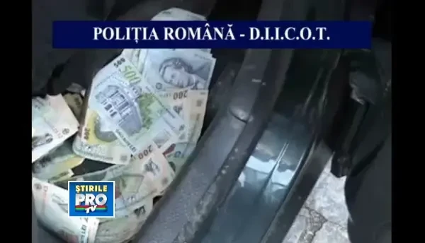 Doi tineri au fost prinsi in flagrant in timp ce incercau sa vanda peste un kilogram de hasis