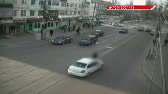 IMAGINI SOCANTE. Momentul in care o femeie este lovita de o masina, pe "zebra", surprins de camere