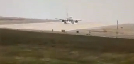 Pilotii au evitat o tragedie in ultima clipa. Cum a aterizat acest avion din cauza curentilor. VIDEO
