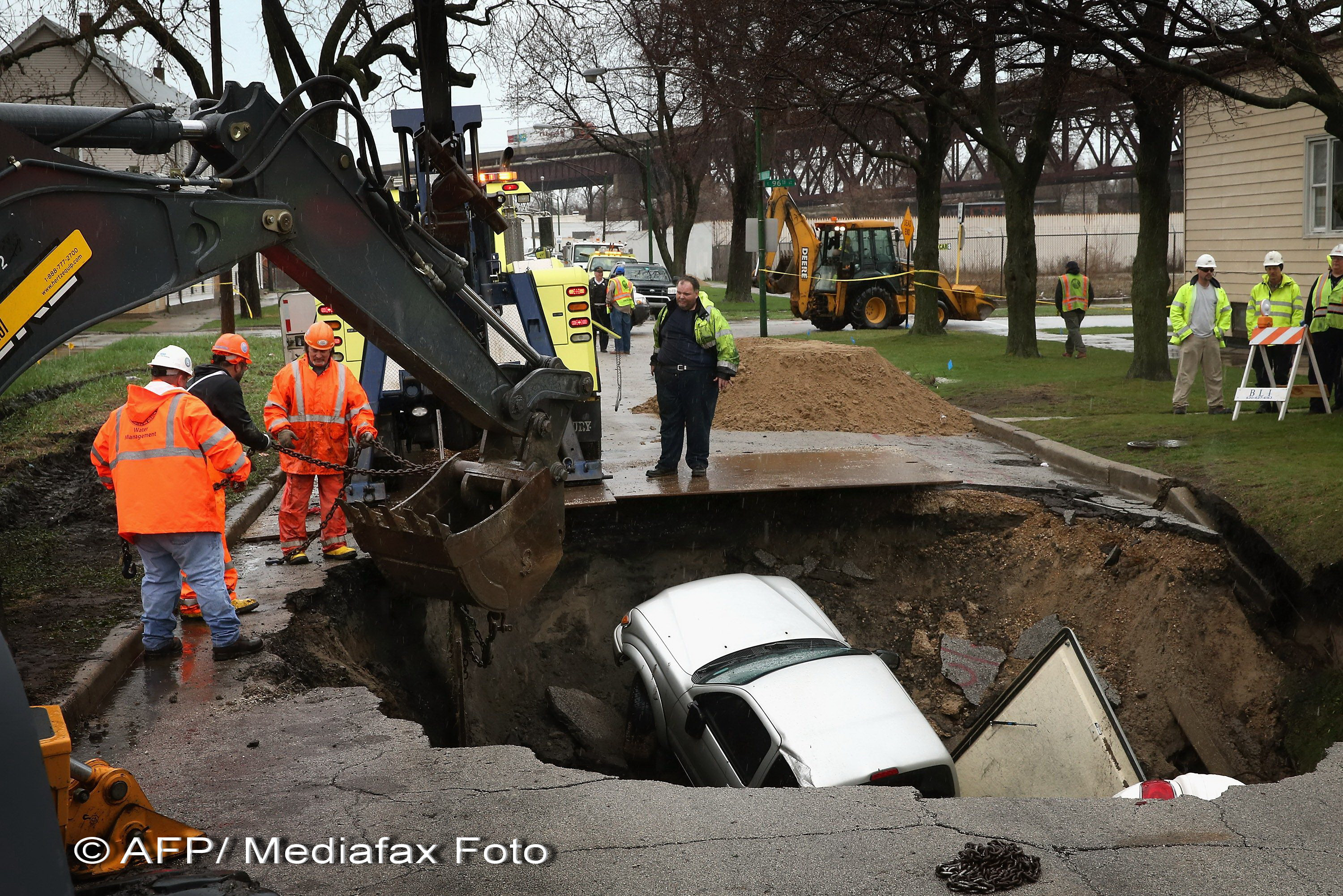 Trei masini au fost inghitite de o gaura de pamant uriasa, aparuta din senin