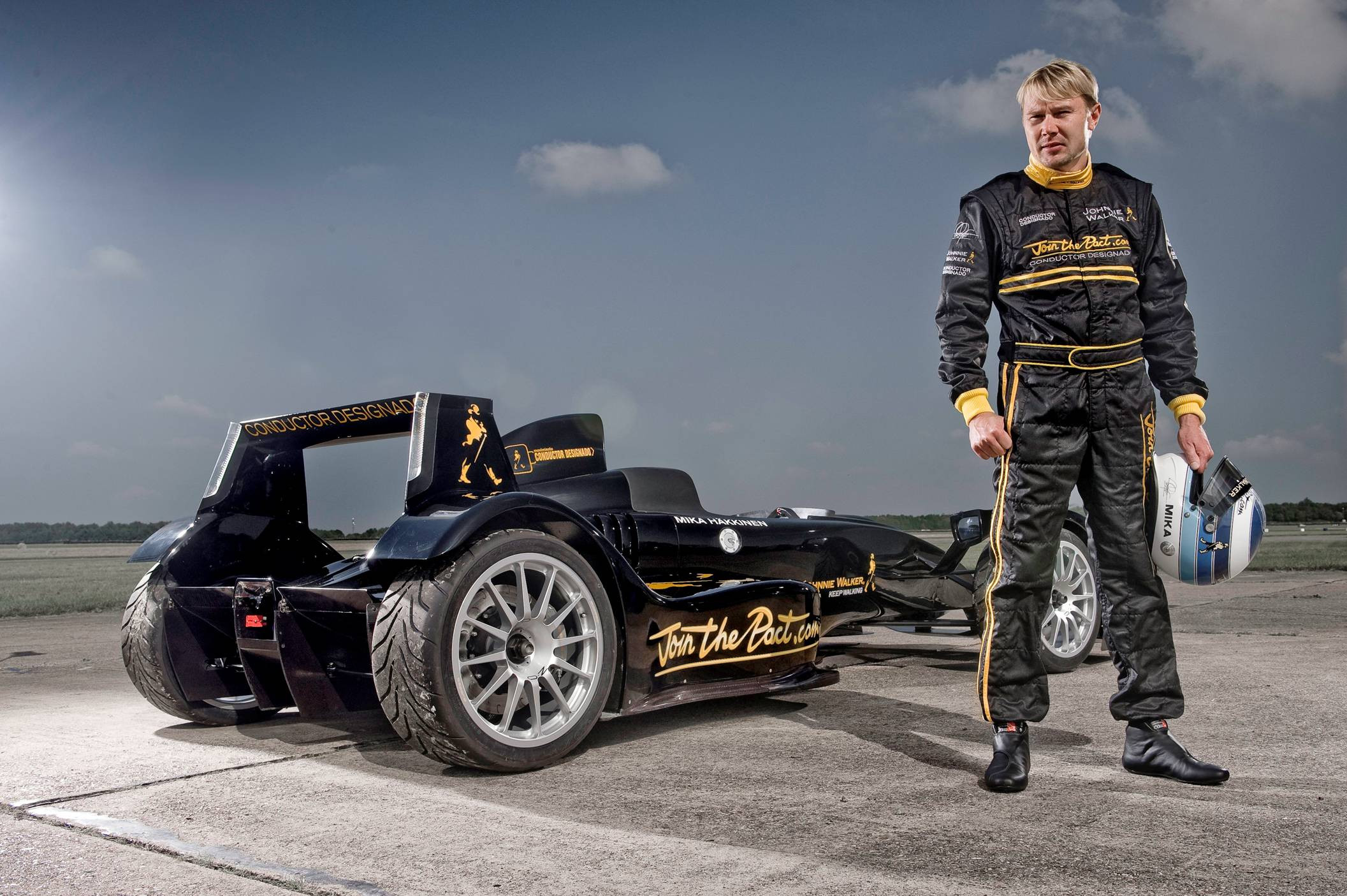 (P) Ambasadorul global Johnnie Walker vine in Romania! Ce misiune are Mika Hakkinen la Bucuresti: